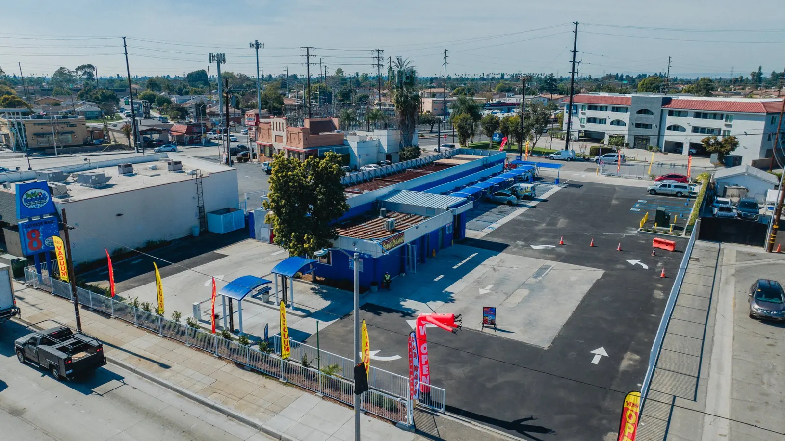 Suds & Bubbles tunnel, pay lanes and vacuum canopies from above